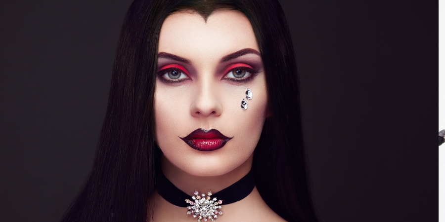 Observa el maquillaje de Drácula mujer